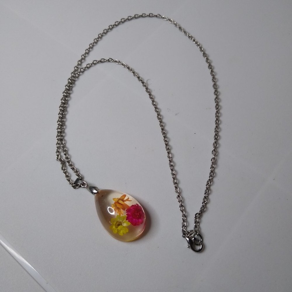 23 3/4 Inch Metal And Plastic Multicolor Flowers Pendant Necklace
